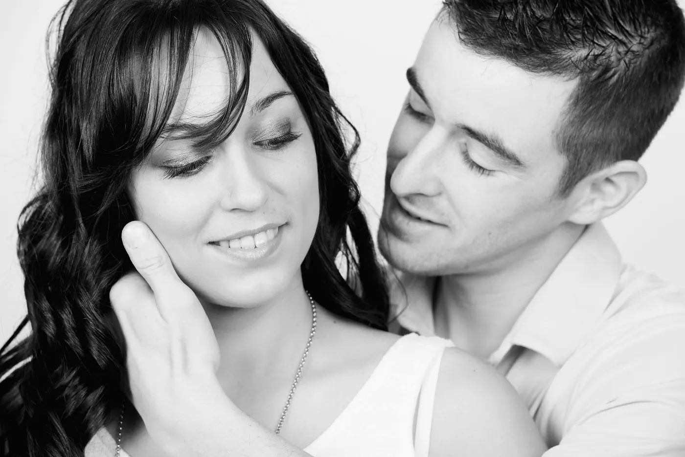 Portrait en noir et blanc d'un couple complice photographié en studio