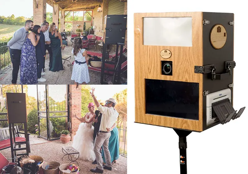 Notre borne photobooth en bois sur pied, et des invités de mariage qui l'utilisent pendant le vin d'honneur