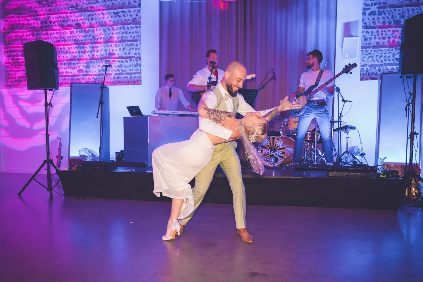Ouverture du bal : le marié renverse la mariée sur la piste, l'orchestre jouant derrière eux